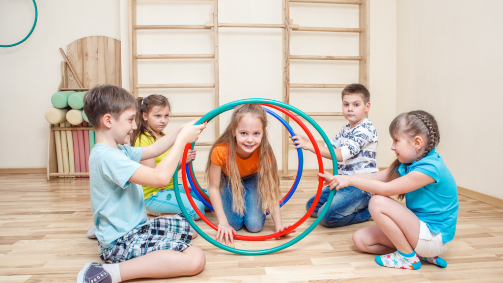 enfants faisant de la babygym cours de gymnastique rythmique