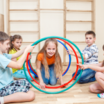 enfants faisant de la babygym cours de gymnastique rythmique